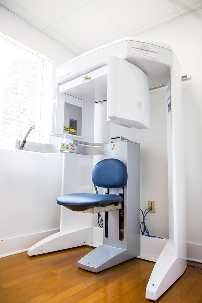 Cone beam CT scanner for facial imaging during oral surgery